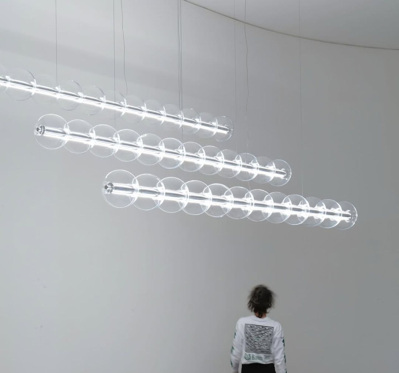 Luce-Sferica-glass-pendant-lamp-by-Ronan-Bouroullec-for-salone-2025